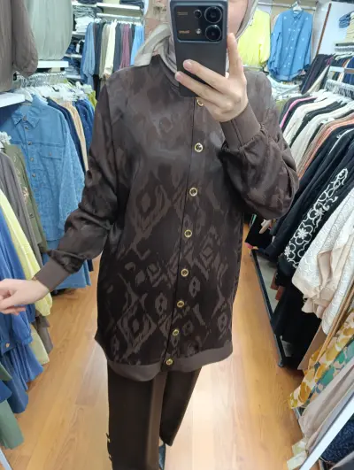 Pırlanta Takım yan detayı, kaliteli kumaş ve mükemmel uyum gösteren konforlu tasarım